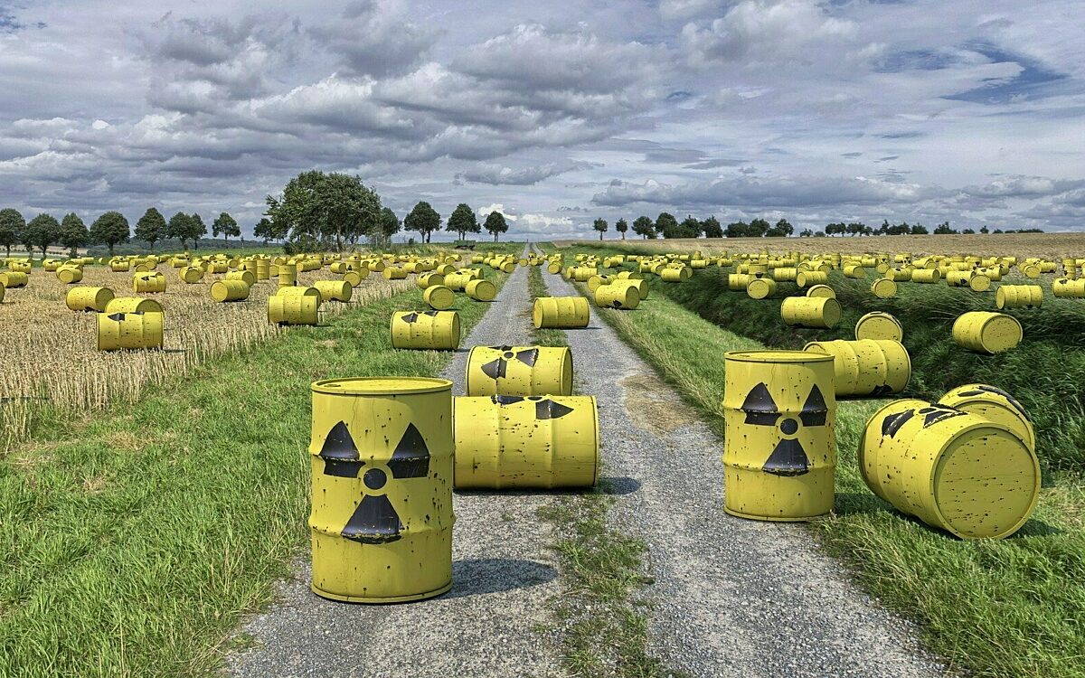 Viele gelbe Tonnen Atommuell stehen auf einer Wiese Viele gelbe Tonnen Atommuell stehen auf einer Wiese
